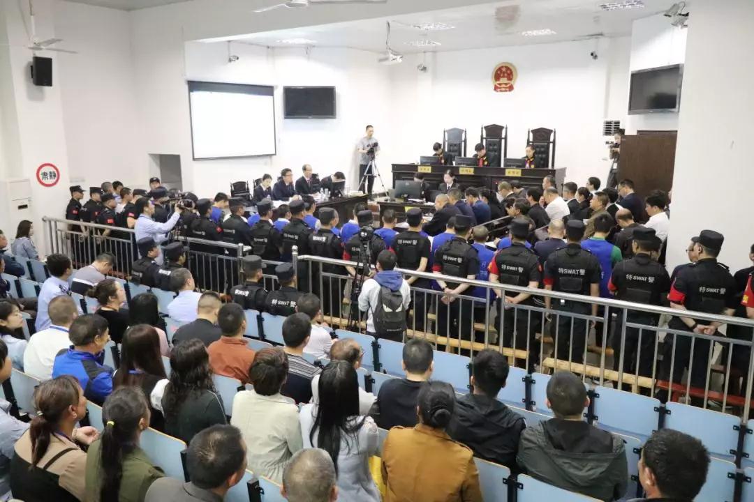 铜鼓法院公开开庭审理以刘辉龙为首的涉黑案件